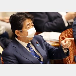 安倍元首相はマナー違反の指差しも頻発（Ｃ）日刊ゲンダイ