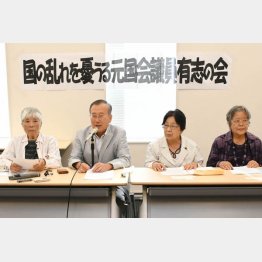 「100回以上ウソつく人は尊敬できない」と秋葉氏（左から2人目）／（Ｃ）日刊ゲンダイ