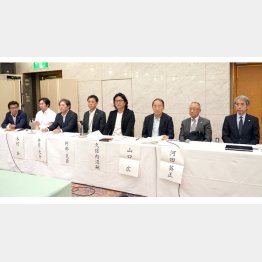 記者会見する「全国霊感商法対策弁護士連絡会」のメンバー（Ｃ）日刊ゲンダイ