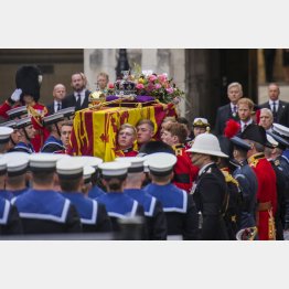 ウェストミンスター寺院に移されたエリザベス女王の棺（Ｃ）AP=共同