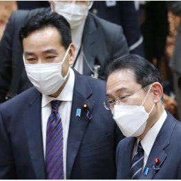 山際大臣（左）の留任は最大の判断ミス（岸田首相＝右）／（Ｃ）日刊ゲンダイ