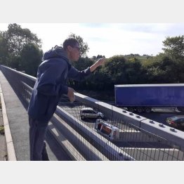 歩道橋でトラックに手を振るアレックスさん（ダーレンさんのフェイスブックから）