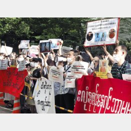 岸田首相の国葬根拠は「民主主義を守り抜く決意を示す」ではなかったか（国軍への抗議集会で声を上げる在日ミャンマー人ら）／（Ｃ）共同通信社