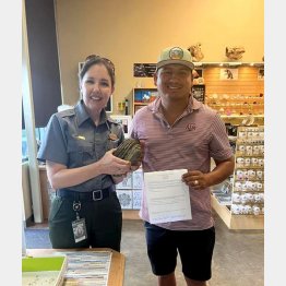 アートさん（右）とマンモスの歯の化石を持つ博物館員の女性（アートさんのフェイスブックから）