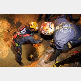 狭くて深い穴からの救出（パサデナ消防署のツイッターから）