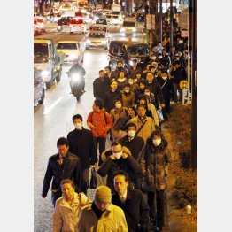 3月11日、みんな何時間も歩いた（Ｃ）共同通信社