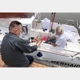 帰港後、パスポートのチェックを受けた堀江さん（提供写真）