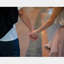 「マチ子、そいつクロです。結婚してる」