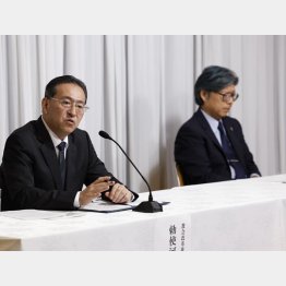 勅使河原秀行氏（左）と福本修也教団顧問弁護士の逆ギレ会見（Ｃ）共同通信社