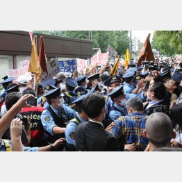 27日国葬の当日、反対派と賛成派の両方が集まり、騒然とする東京・九段下駅前（Ｃ）日刊ゲンダイ