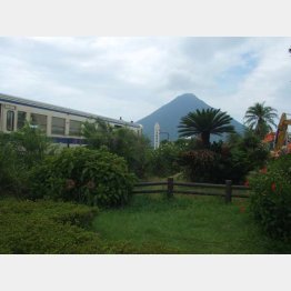 西大山駅と開聞岳（Ｃ）日刊ゲンダイ