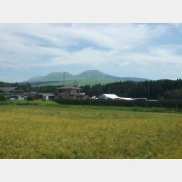 阿蘇付近から外輪山を望む（Ｃ）日刊ゲンダイ