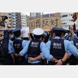 力ずくで国葬強行（Ｃ）日刊ゲンダイ