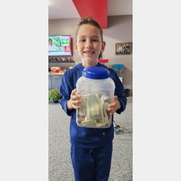 SNSで「貯金箱のお金をすべて寄付する」と宣言したドメニク君（ジャクリンさんのフェイスブックから）