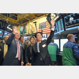 日本の転落…進むことも後戻りも出来ず（2013年9月、米ニューヨーク証券取引所のトレーディングフロアを視察する安倍首相）／（Ｃ）共同通信社
