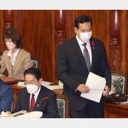 瀬戸際大臣を徹底擁護（岸田首相と山際大志郎経済再生相＝右）／（Ｃ）日刊ゲンダイ