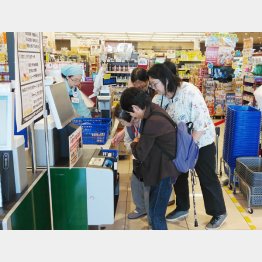 ボランティアのサポートで買い物に＝函館（提供写真）