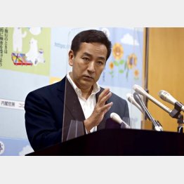 弁明に目がキョロキョロ（山際大志郎経済再生相）／（Ｃ）共同通信社