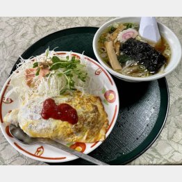 オムライスセットは具だくさんでワンタンごろごろのスープがついて850円（Ｃ）日刊ゲンダイ
