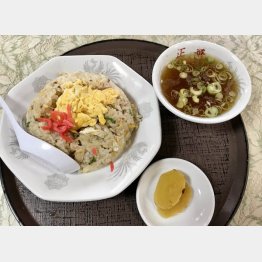 しっとり系のチャーハンは800円。すっきりと澄んだスープは、ラーメンもおいしいに違いないと感じる（Ｃ）日刊ゲンダイ
