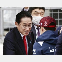 なぜにF1視察？（岸田首相＝左、代表撮影）