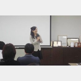 山本衣奈子さん（講演の様子）／（提供写真）