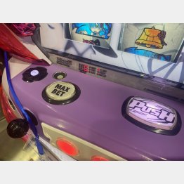 「スマートパチスロ」は従来と違ってメダルがデータ化される（Ｃ）日刊ゲンダイ