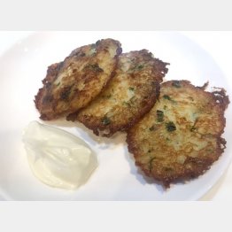 ウクライナ風お好み焼き「デルニ」／（Ｃ）日刊ゲンダイ