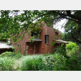 川口記念セミナーハウス。2017年の撮影時点では、老杤化し使われていなかった（撮影）瀬戸宏