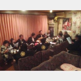 中村さんを慕う仲間と旅に。旅先でもギターはかかせない（提供写真）