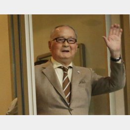 脳梗塞発症以来、マヒの右手はポケットに（2019年、阿部慎之助引退試合）／（Ｃ）日刊ゲンダイ