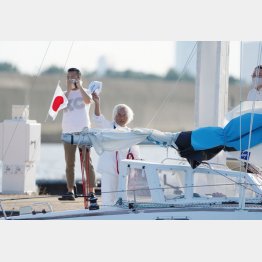 手を振って歓声に応える堀江さん（Ｃ）日刊ゲンダイ