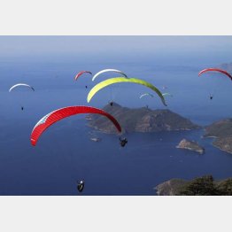 トルコ・オリュデニズは国際大会も開かれるパラグライダーの聖地（Ｃ）ゲッティ＝共同