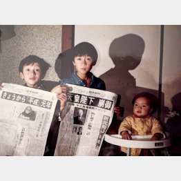 小学生時代の山本氏（中）。左はチャットワーク現CEOの山本正喜氏（提供写真）