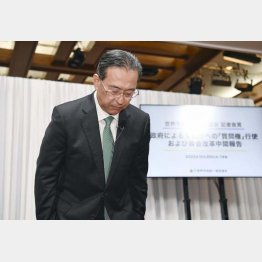 会見の冒頭では、被害を訴えている人らに対し謝罪するが…（勅使河原秀行教会改革推進本部長、20日）／（Ｃ）共同通信社