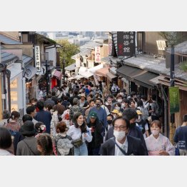 水際緩和したばかりなのに…（観光客らでにぎわう京都市内の観光地）／（Ｃ）共同通信社