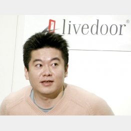 ライブドアの社長としてニッポン放送株の過半数取得を目指すと記者会見する堀江貴文氏（2005年2月）／（Ｃ）日刊ゲンダイ