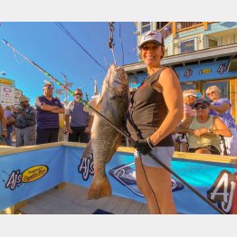 大物を仕留め、嬉しそうなジュリーさん（地元実業家ギル・オスターローさんのフェイスブックから）