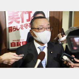 なぜ庶民ばかりから搾り取る？（防衛財源に増税も選択肢と、自民党税制調査会の宮沢洋一会長）／（Ｃ）共同通信社