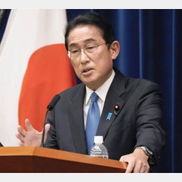 「直接的に目に見える形で」と言っても国民は期待していない…（会見する岸田首相＝28日）／（Ｃ）共同通信社