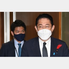 岸田首相と“首相秘書官”に就いた長男・翔太郎氏（左）／（Ｃ）日刊ゲンダイ