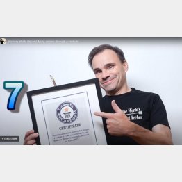 認定証を披露するラースさん（ラースさんのユーチューブから）