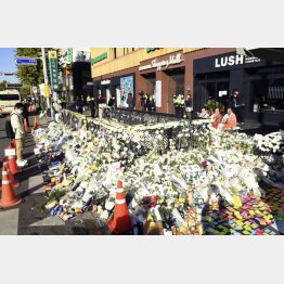 たくさんの花が手向けられる梨泰院の事故現場（Ｃ）共同通信社