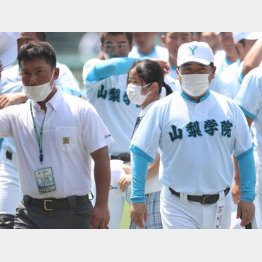 山梨学院の吉田監督（右）、健人部長の親子鷹（Ｃ）日刊ゲンダイ