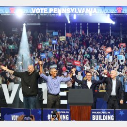 因縁のペンシルバニア州は民衆党の勝利（応援に駆け付けたバイデン米大統領＝右端、オバマ元米大統領＝左2）／（Ｃ）ロイター