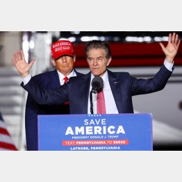 トランプ前米大統領（左）が応援した共和党オズ候補は敗北（Ｃ）ロイター