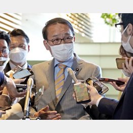 記者団の質問に応える葉梨法相（Ｃ）共同通信社