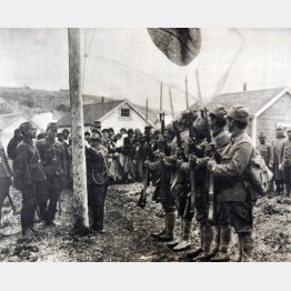 アッツ島における陸の精鋭の日章旗掲揚（杉山陸軍報道班員撮影、陸軍省提供）