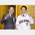 背番号「7」に袖を通して笑顔の長野と原監督（Ｃ）共同通信社
