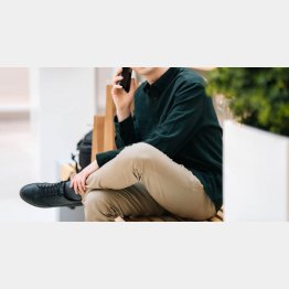 ベンチには1人の男性が…（Ｃ）dikushin／iStock